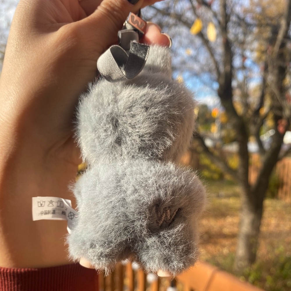 SALE 🩶 | Labubu Pin for Love- Letter W / Grey - Picture 3 of 6